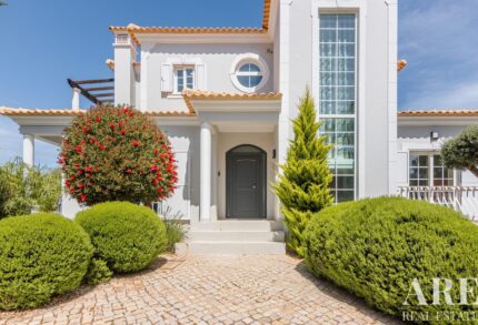 Villa 4 habitaciones en venta en Fonte Algarve, Quarteira, Algarve &bull; ARE80031
