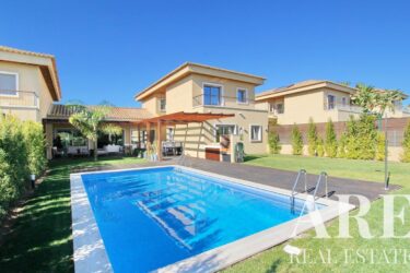 Casa adosada 4 habitaciones en venta en Quarteira, Loulé