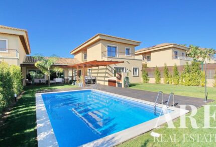 Casa adosada 4 habitaciones en venta en Quarteira, Loulé