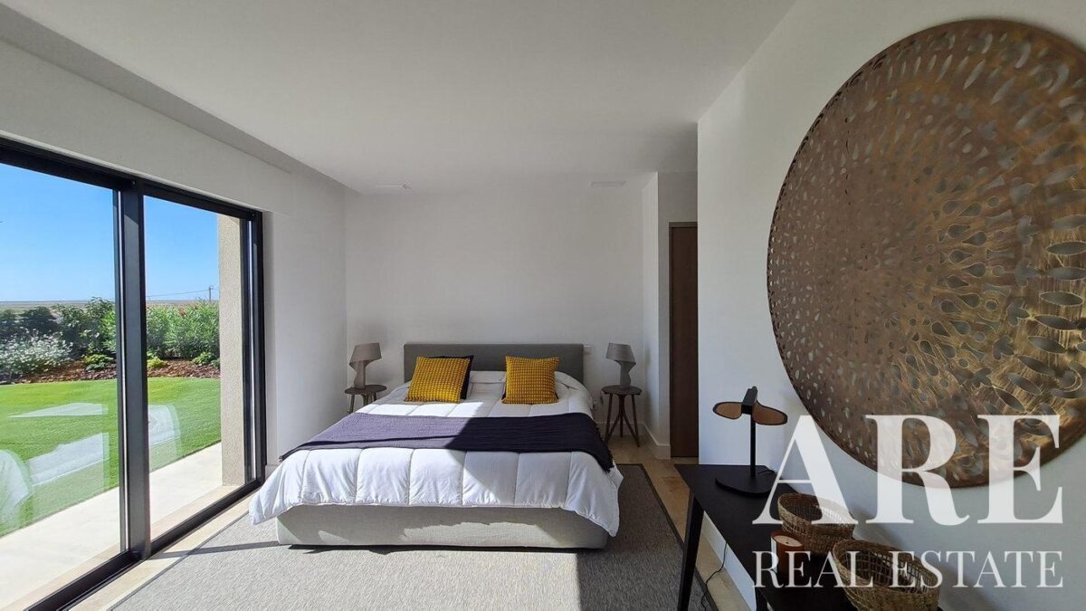 Villa 5 habitaciones en venta en Quinta de Faro, Algarve &bull; ARE02302