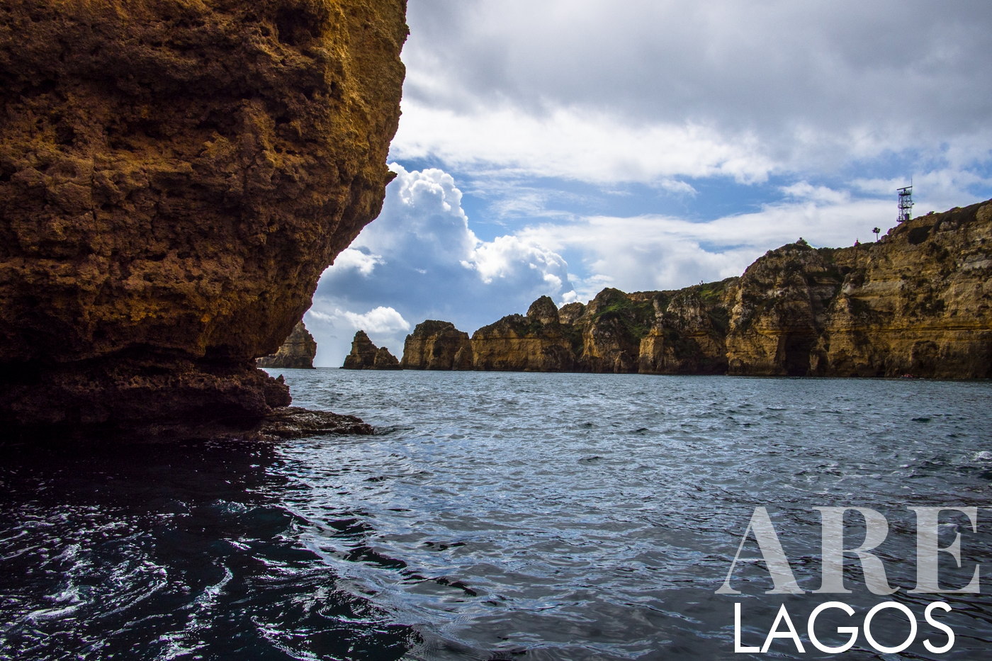 Explorando los acantilados y las cuevas de Lagos en marzo