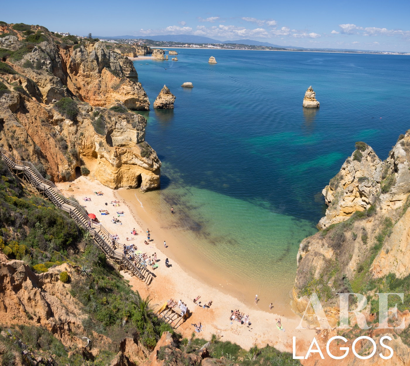 Con vistas a la playa de Camilo desde los acantilados de Lagos, Algarve
