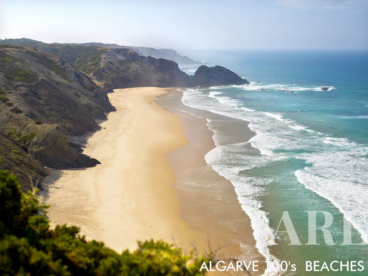 La playa de Vale dos Homens es un refugio tranquilo, su vista sur está dominada por imponentes acantilados que crean un impresionante anfiteatro natural.