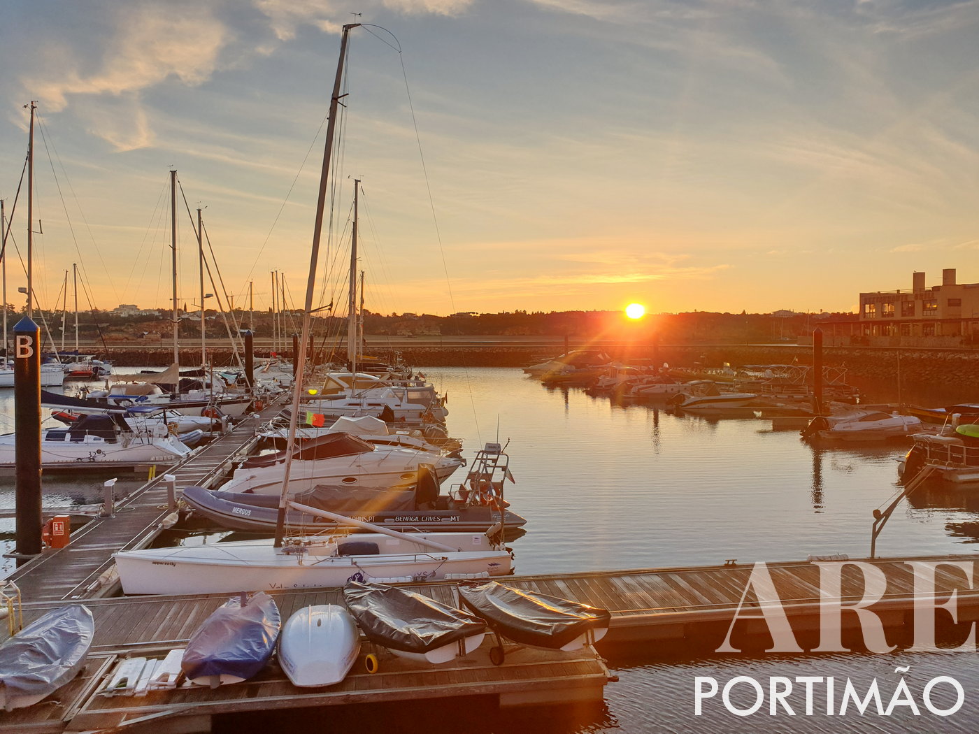 Amanecer sobre los barcos de Marina de Portimão