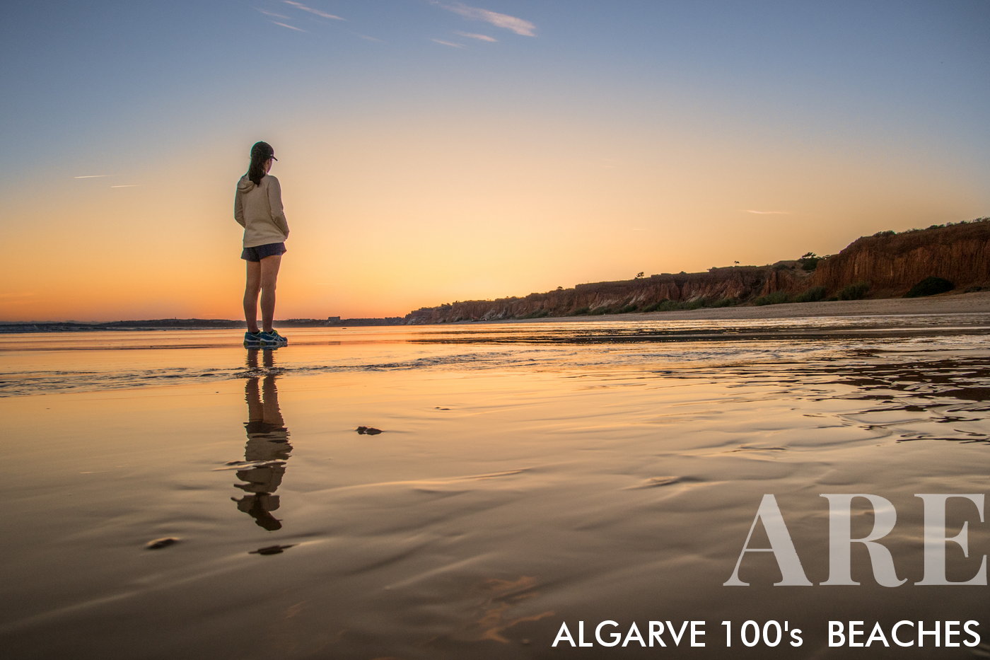 Experimente una puesta de sol encantadora en la playa de Falésia en el Algarve. Esta ubicación cautivadora es una opción habitual para los amantes del senderismo y las caminatas, ya que ofrece varios puntos de entrada a lo largo del tramo de playa desde Vilamoura hasta Albufeira. Partiendo de la playa de Falésia en Vilamoura, cerca del puerto deportivo, la distancia total hasta la playa de Barranco es de 5 kilómetros. Sin embargo, durante la marea baja, puede explorar aún más, llegando a Olhos de Água y extendiendo su viaje hasta el final de Albufeira, aproximadamente una caminata de 12 kilómetros en cada dirección. Tenga en cuenta que ciertas secciones del camino requieren caminar en la cima del acantilado, lo que agrega un toque aventurero a su exploración junto a la playa.