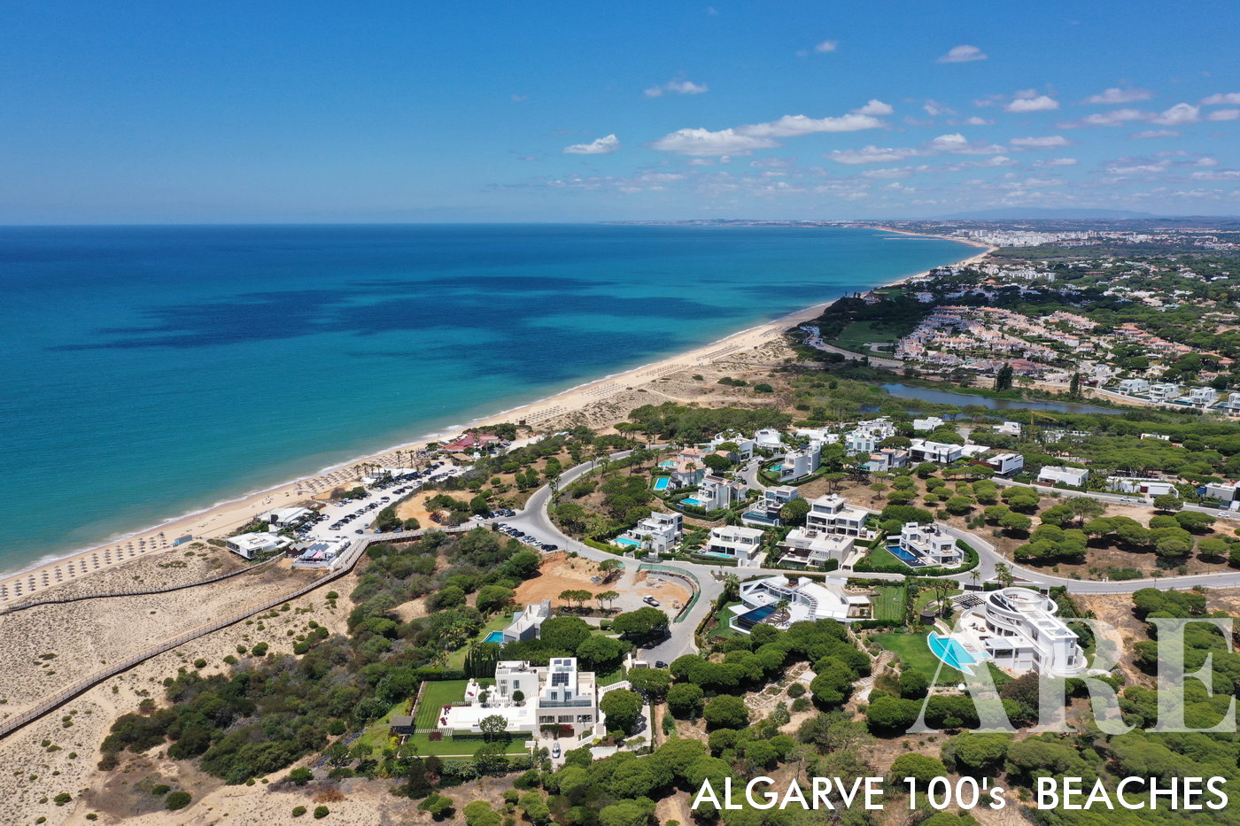 La playa de Anção, ubicada entre Quinta do Lago y Vale do Lobo, no solo es conocida por su impresionante belleza natural sino también por su excelente selección de restaurantes. Esta zona frente a la playa alberga una variedad de establecimientos para comer, que van desde cafés junto a la playa hasta restaurantes exclusivos.
