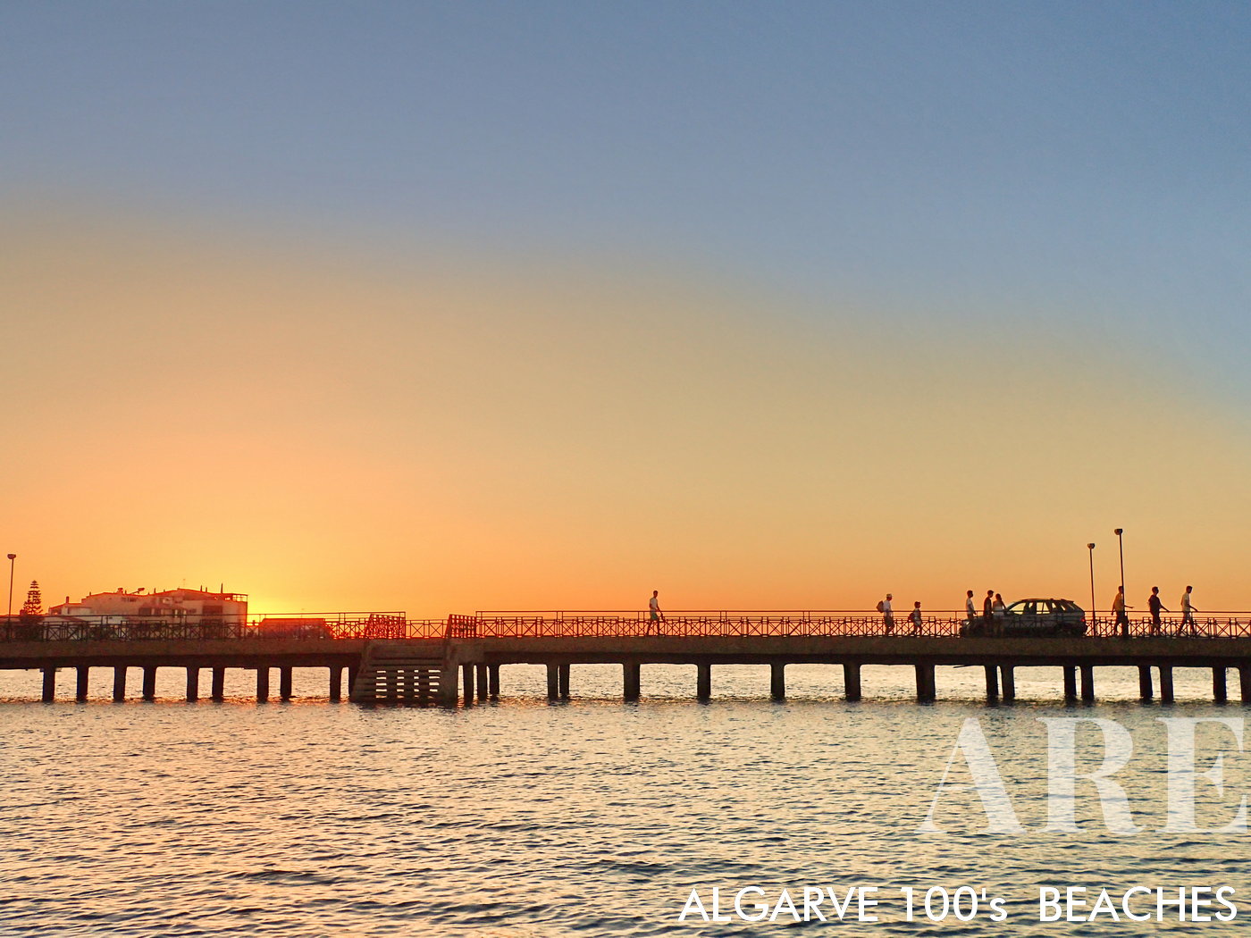 Faro Beach Island, también conocida como Ilha de Faro, es fácilmente accesible desde el continente a través de un puente que se extiende sobre la impresionante Ría Formosa. Este puente te ofrece una conexión cómoda y directa, lo que permite a los visitantes llegar a las playas de arena prístinas de la isla y a los pintorescos alrededores con facilidad. Al cruzar el puente, disfrutarás de impresionantes vistas de la Ría Formosa, un parque natural protegido famoso por sus diversos ecosistemas y abundante avifauna.