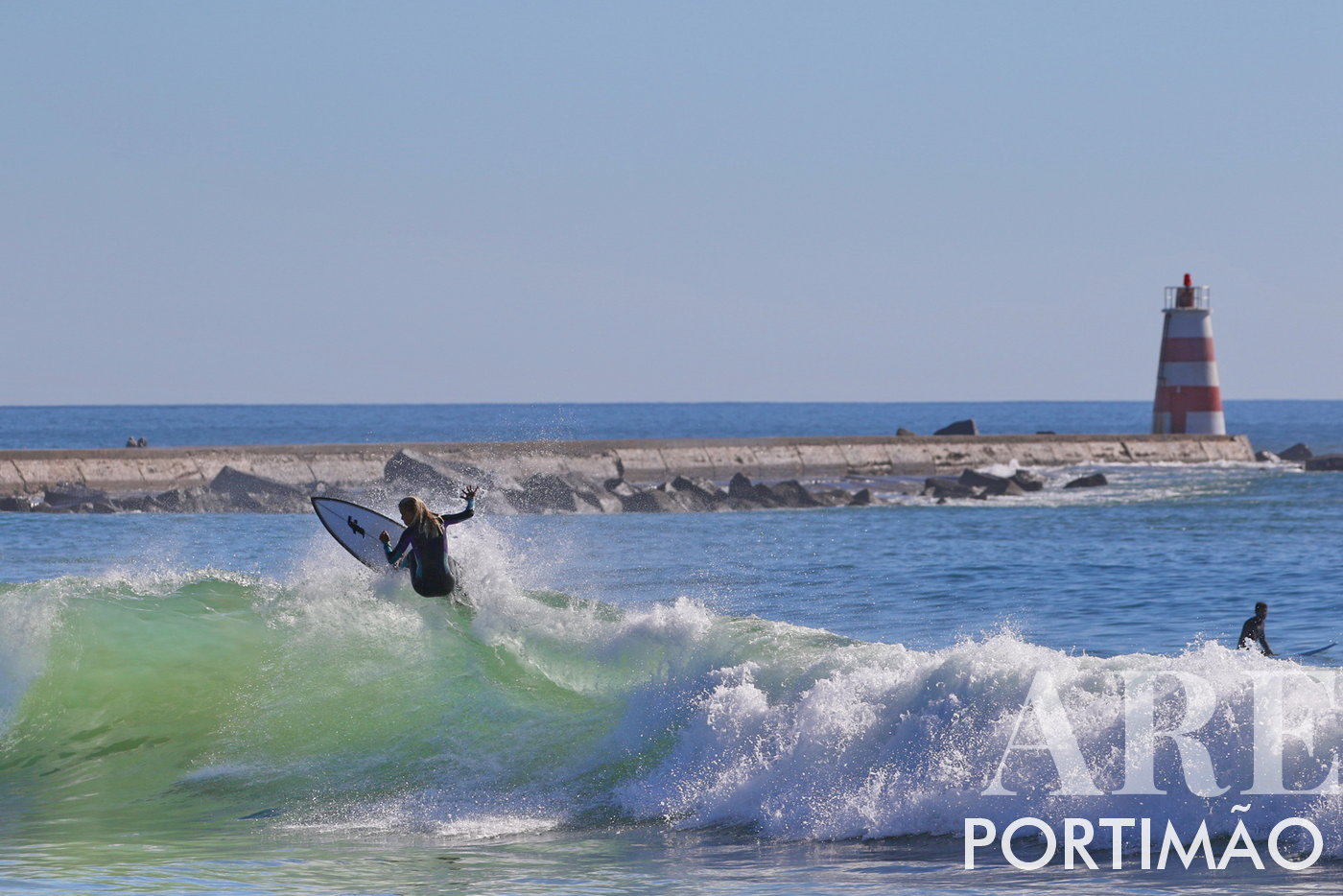 Hábil maniobra del surfista local