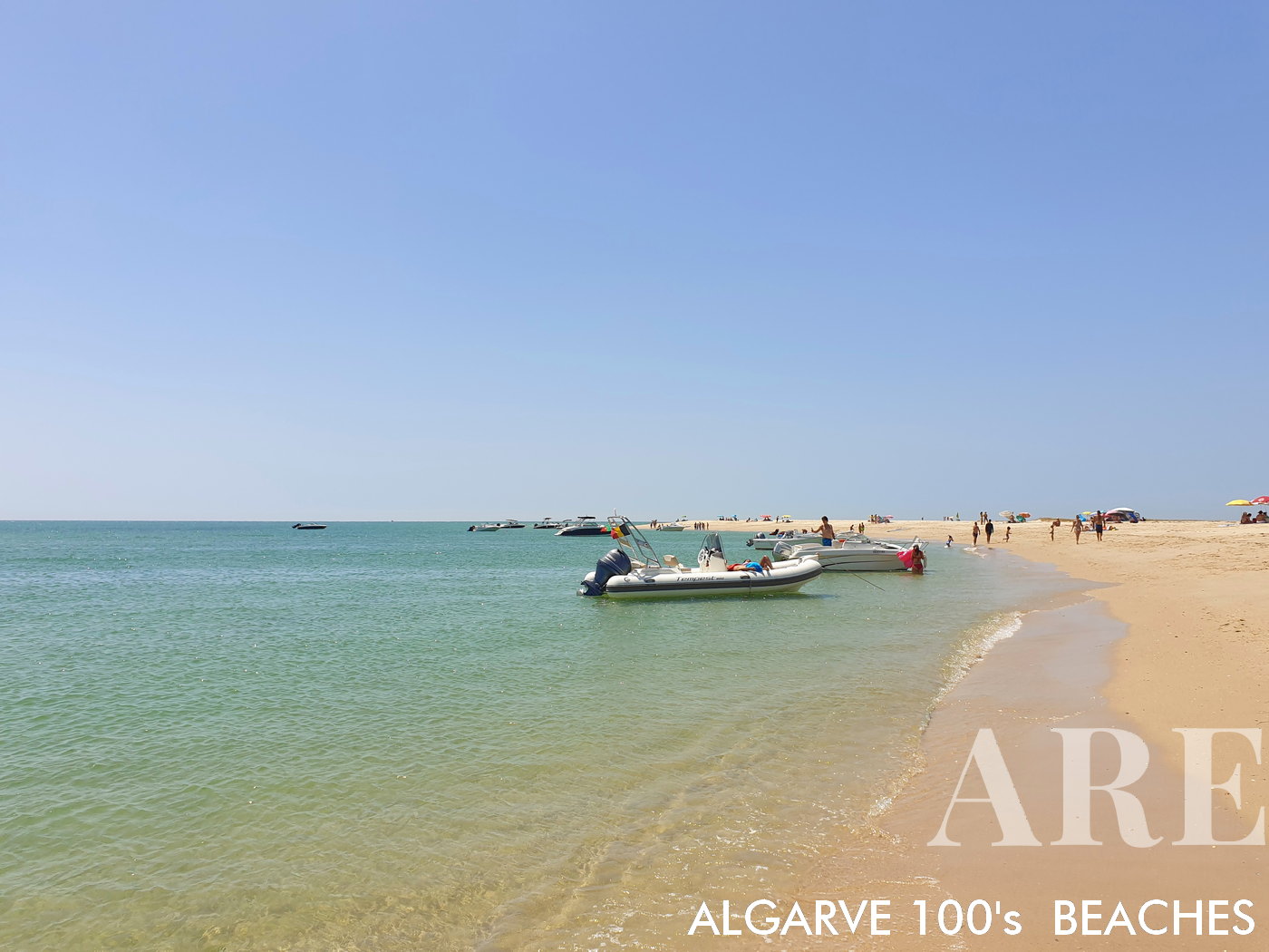 Punta de la isla de Culatra con marea baja, con la ciudad de Olhão al fondo
