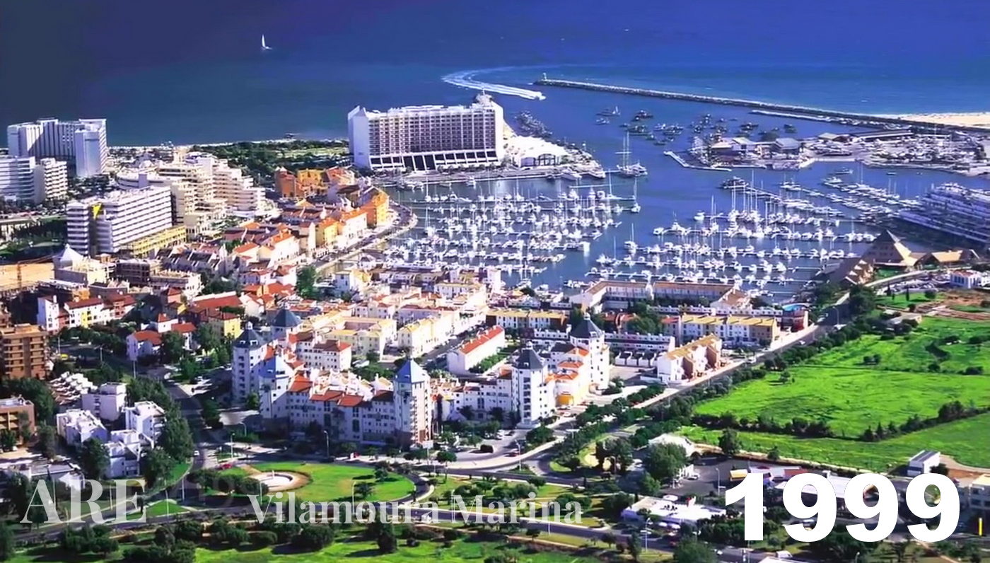 Fotografía aérea de la Marina de Vilamoura de 1999, capturando la marina desde la perspectiva interior.