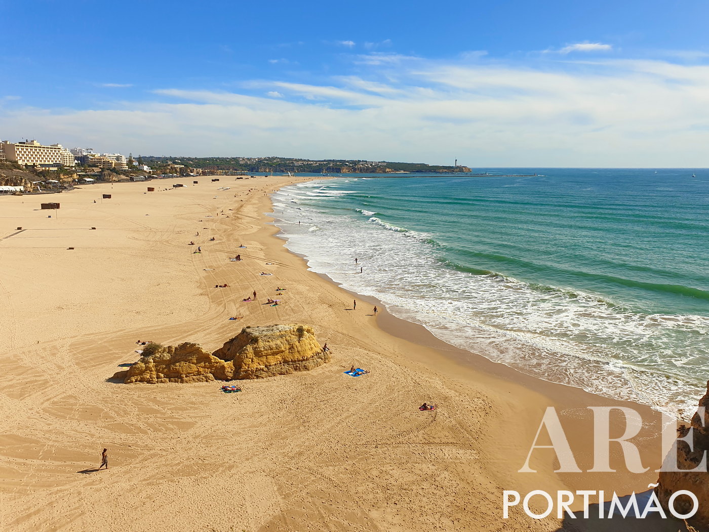 Amplia Vista de Praia da Rocha