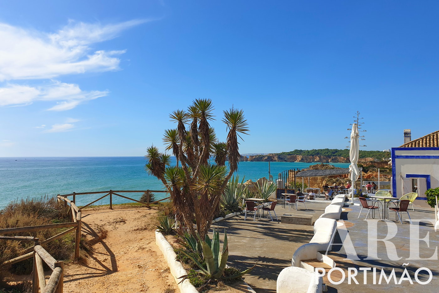 Restaurante en la cima de un acantilado con vista a la costa oeste