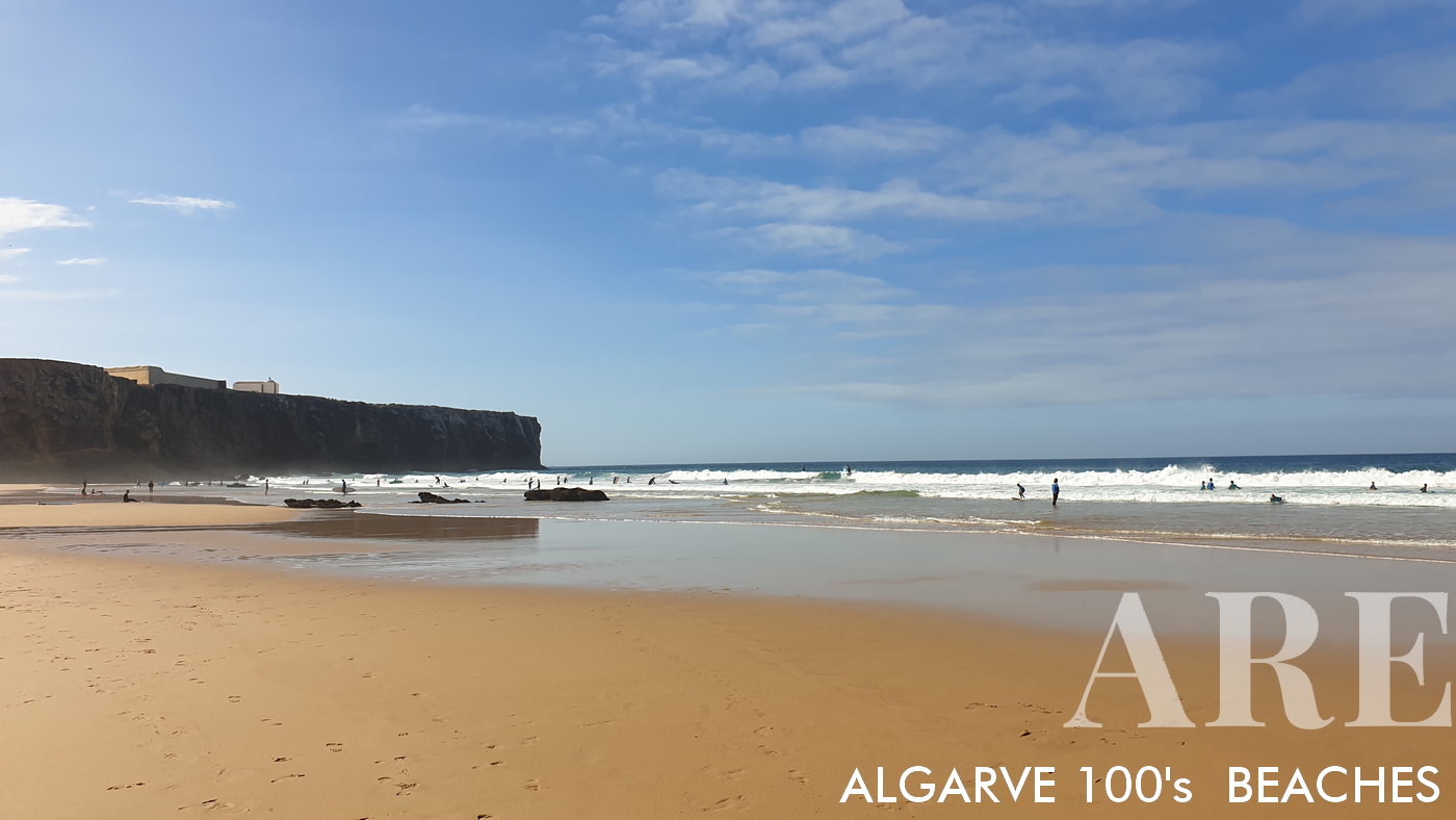 Día de octubre en Tonel Beach, salpicado de escuelas de surf que crean un cuadro vibrante contra el relajante paisaje marino otoñal.