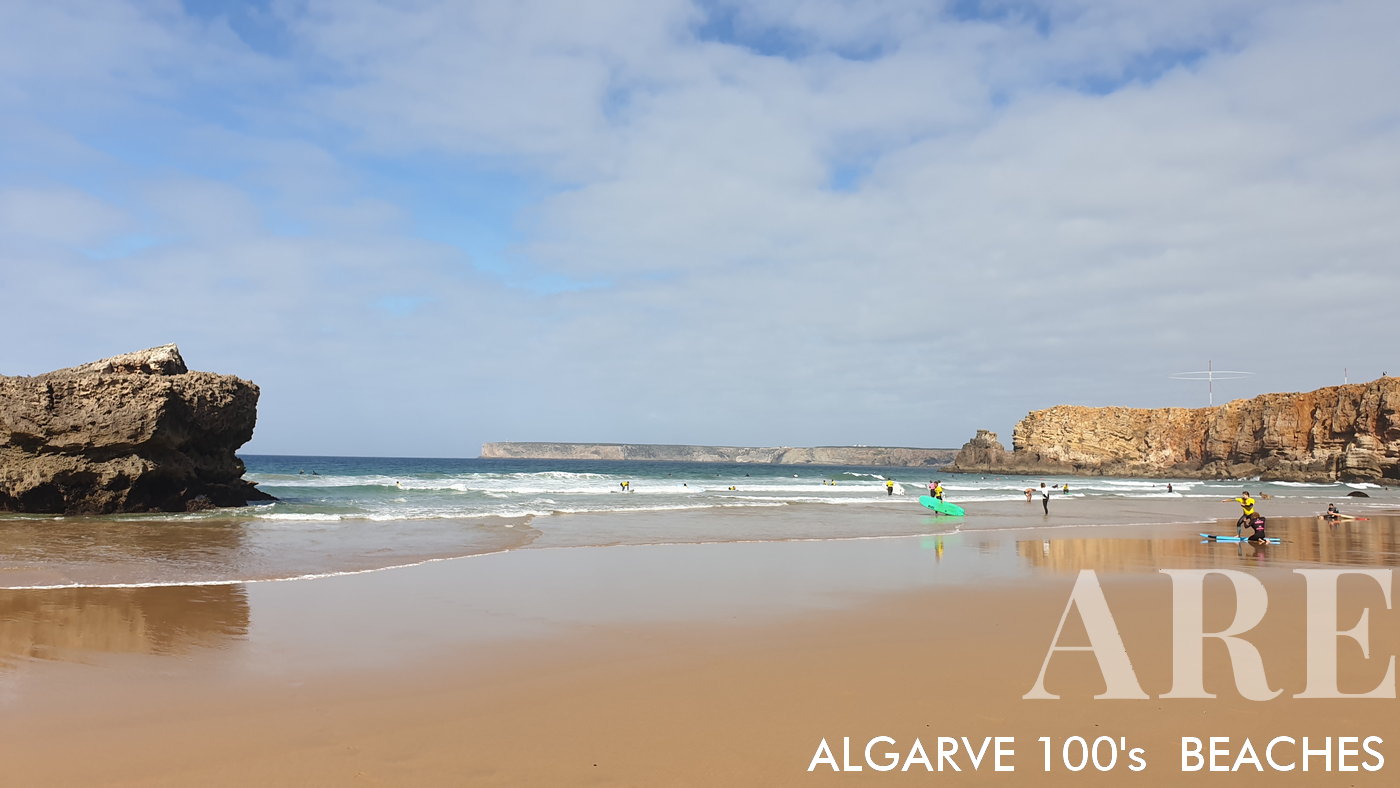 Tonel Beach ofrece una impresionante vista hacia el norte, donde los imponentes acantilados se encuentran con el mar, componiendo un panorama costero impresionante.