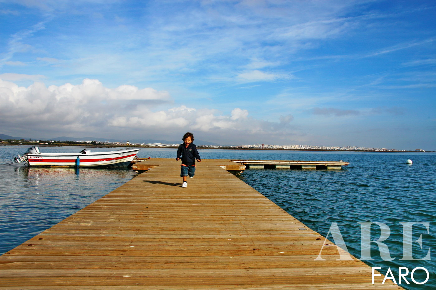 <strong>Playa de Faro - </strong>con una ubicación única, se encuentra en un extremo de la Ría Formosa. Hay una población local en una estrecha franja de tierra de sólo 150 metros de ancho que separa la laguna natural del mar. Aquí encontramos varios restaurantes con vistas a la laguna, restaurantes con vistas al mar, algunos literalmente con los pies en la arena. La playa de Faro es una combinación única de playa de mar y reserva natural. Al final de la playa de Faro, hay una pasarela de madera que nos lleva al otro extremo de la playa de Faro, una playa desierta conocida como playa de Barrinha, muy frecuentada por los lugareños para practicar surf.
