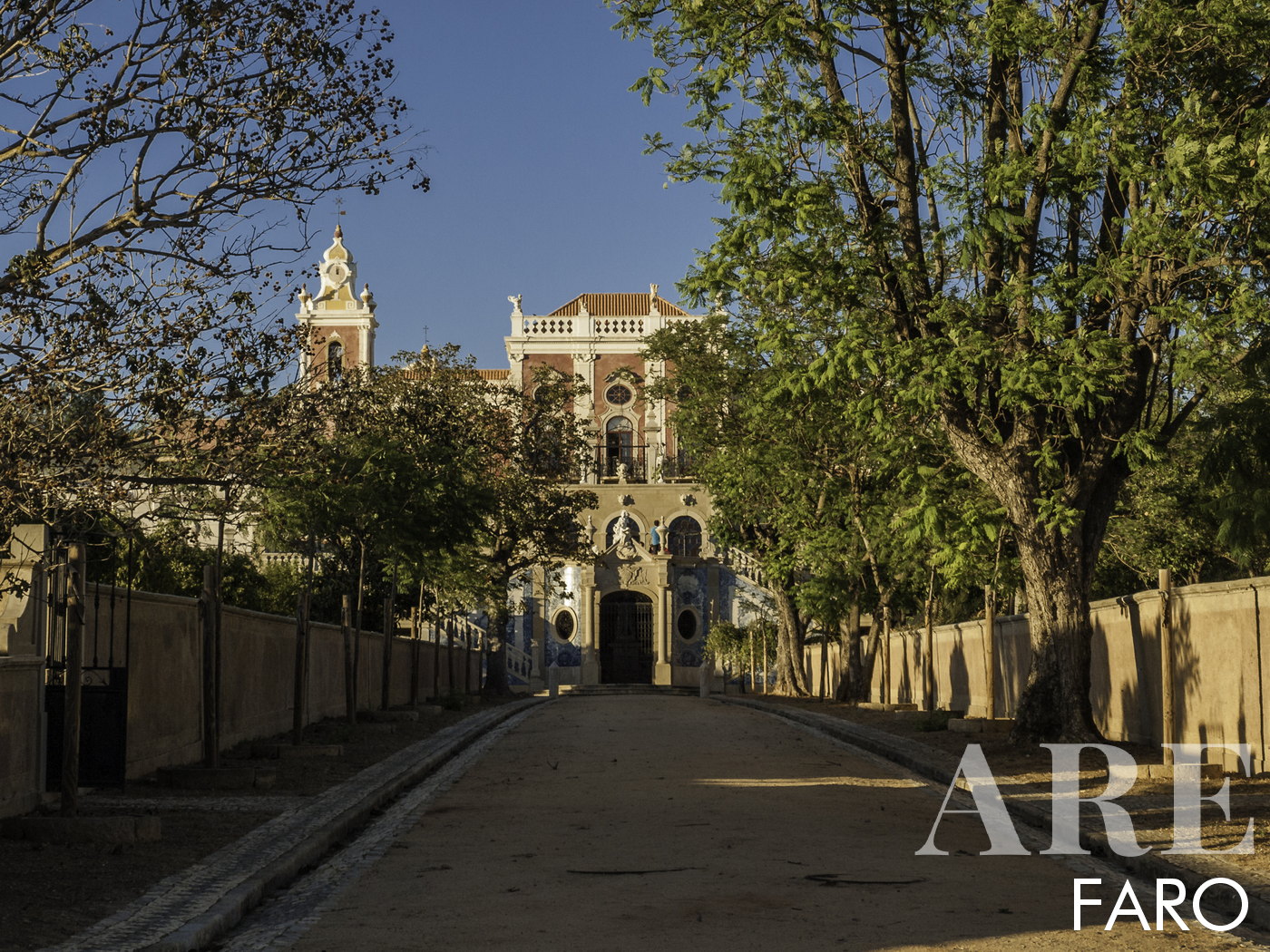 <strong>Palacio de Estoi</strong> - es una Posada con Encanto, un antiguo palacio de estilo rococó ubicado en las afueras de Faro, restaurado y adaptado para funcionar como una posada con encanto. El Palacio de Estoi fue clasificado en 1977 como Bien de Interés Público. La decoración de azulejos azules y blancos es uno de los grandes atractivos, además de la copia de las Tres Gracias, obra del escultor italiano Canova. El palacio también cuenta con un gran pabellón adornado con vidrieras de colores y fuentes decorativas, en las que las ninfas parecen emerger de las aguas, complementadas con hornacinas de azulejos, creando una atmósfera de encanto y misterio. Estoi es una zona agrícola de Faro. Hoy Pousada Palace de Estoi es uno de los puntos turísticos más conocidos de Faro, recibiendo visitantes de todo el mundo en busca de sus bellezas y su tranquilidad.