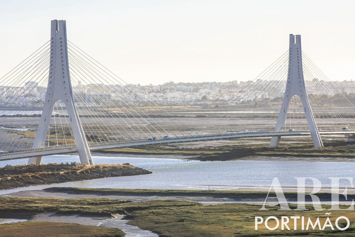 Puente moderno sobre el río Arade