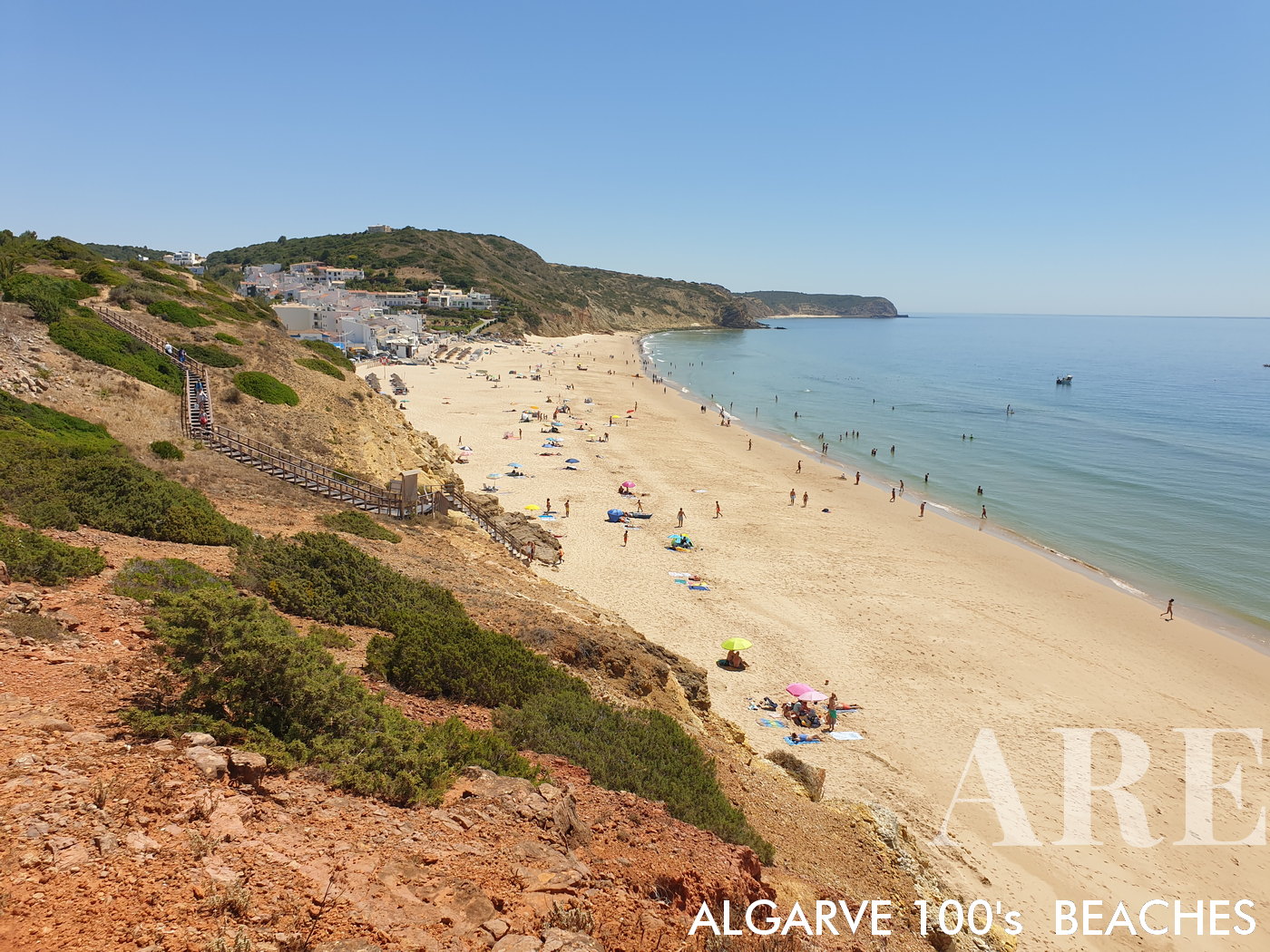 Vista de la playa de Porto de Môs de oeste a este, con el pueblo de Porto de môs (Lagos)