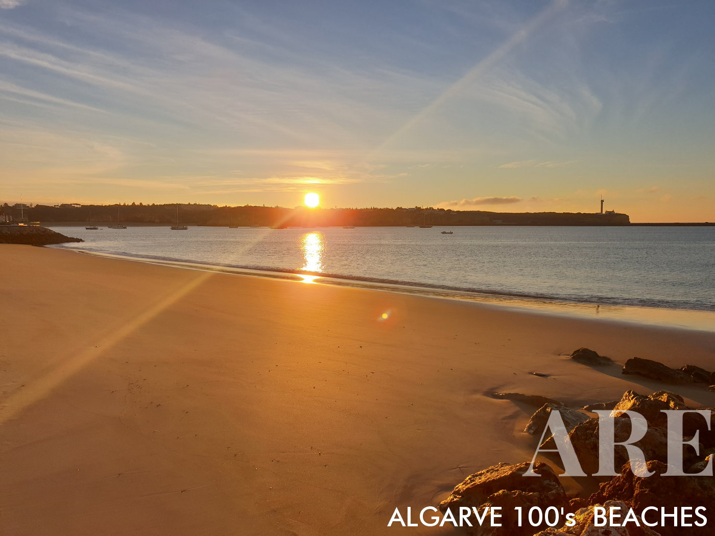 Amanecer en la playa de Marinha en Portimão