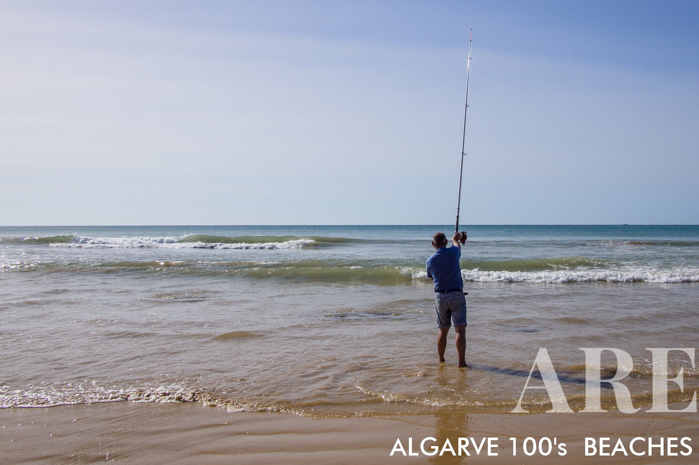 pescadores de caña en la playa de Olhos de Água