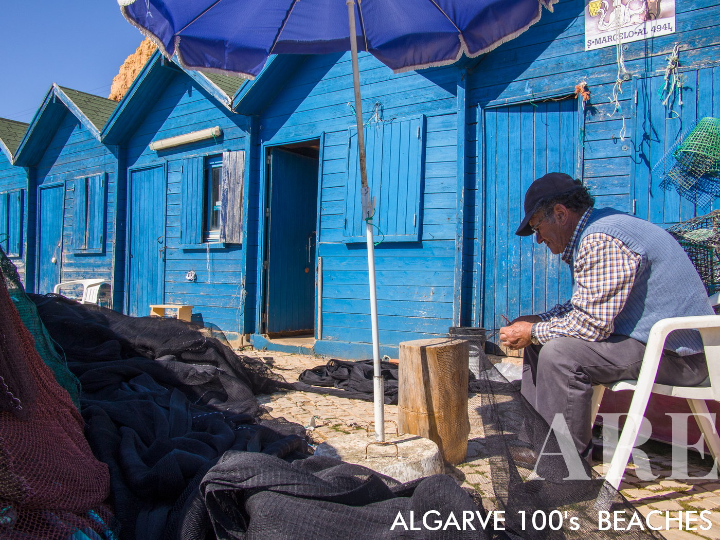 El arte de reparar las redes de pesca se sigue realizando de forma tradicional.