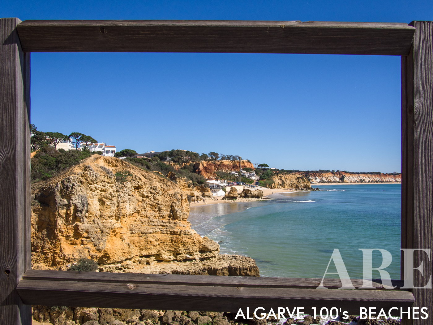 En los acantilados de la playa de Olhos de Água