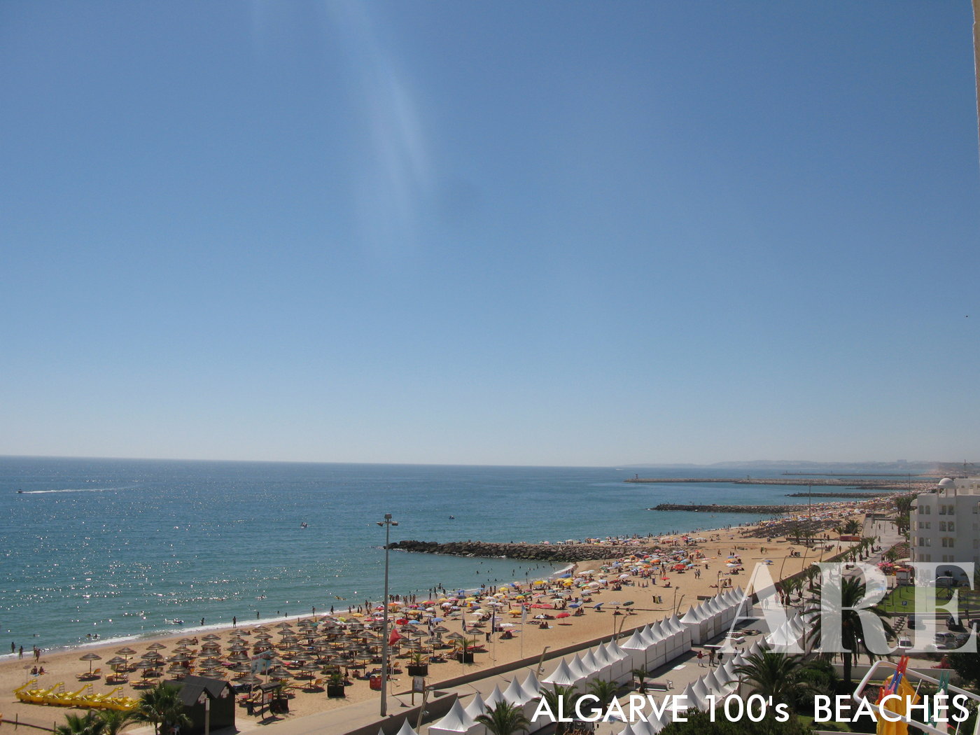 Quarteira es una ciudad conocida por su paseo marítimo. Sus playas, separadas por espigones, están vigiladas durante la temporada de baño, lo que garantiza una experiencia segura y agradable junto al mar. El área es abundante con una amplia gama de instalaciones que incluyen restaurantes, bares, hoteles, panaderías, tiendas y servicios, que satisfacen todas sus necesidades. Dada su naturaleza familiar y la multitud de servicios, Quarteira se ha convertido en un destino popular para las familias que buscan una animada vida urbana junto a la playa. El ambiente vibrante de la ciudad combinado con la serena belleza de sus playas hacen de Quarteira un lugar codiciado tanto para la relajación como para el entretenimiento.