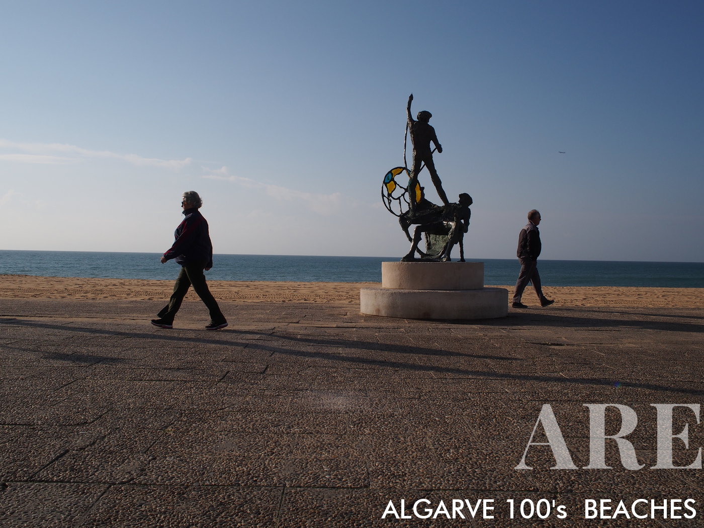 Monumento a los pescadores frente a la playa de Quarteira