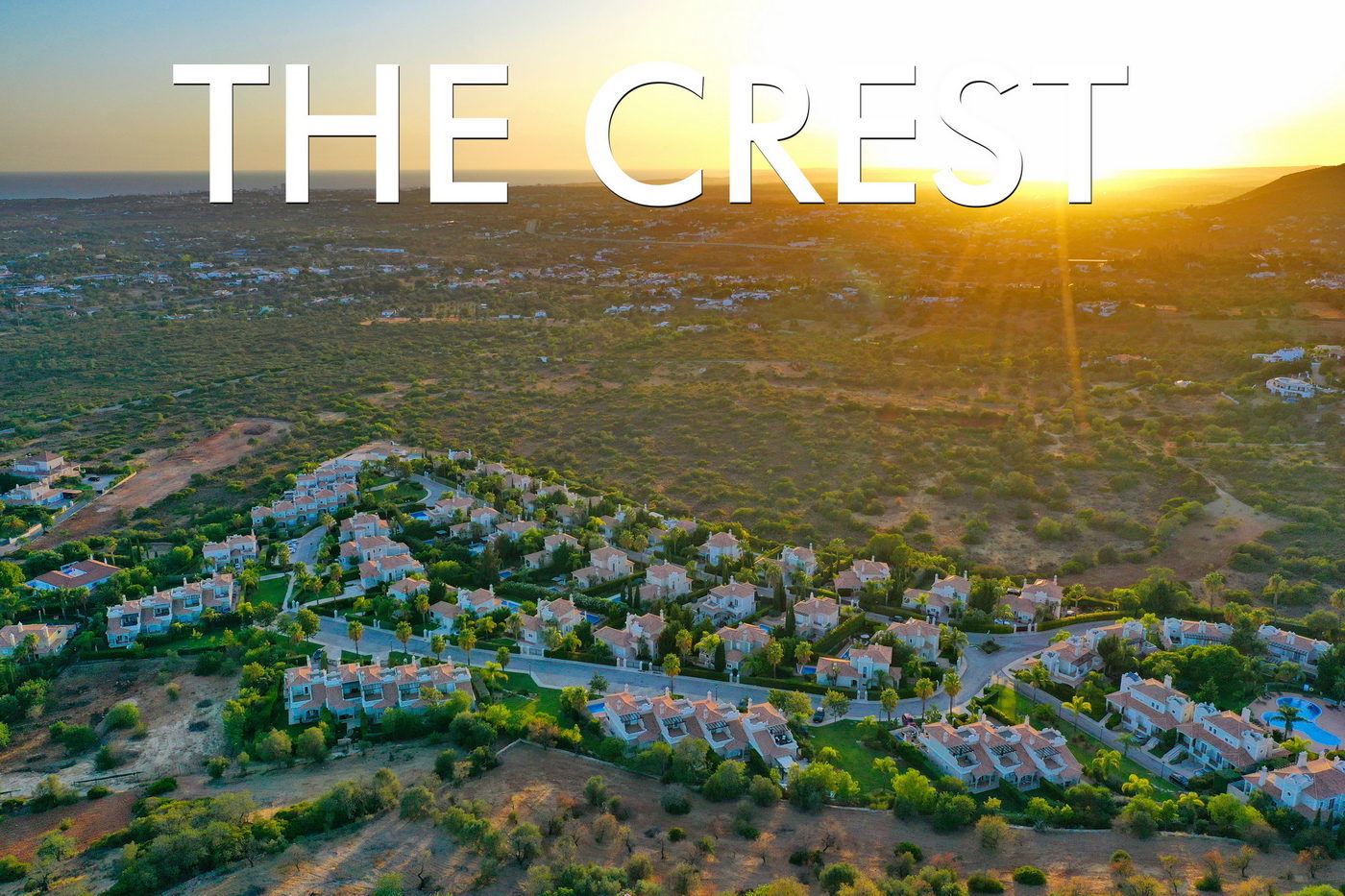 Vista Aérea de The Crest con Atardecer y Vistas Panorámicas al Mar