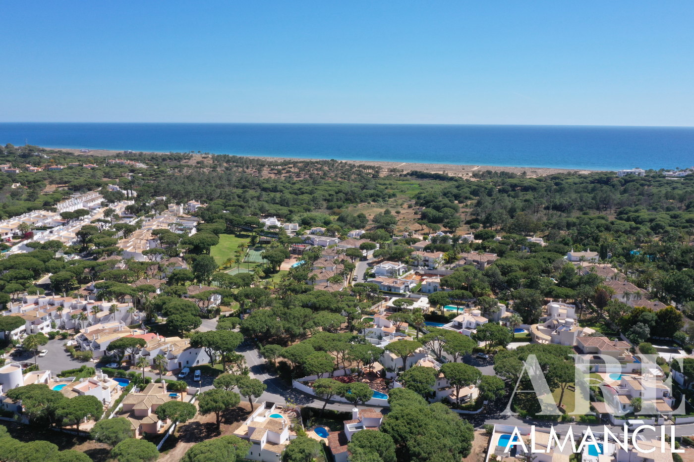 La zone côtière d'Almancil comprend de superbes plages, des complexes haut de gamme et des parcours de golf de classe mondiale, situés dans le triangle d'or de la région de l'Algarve au Portugal.
