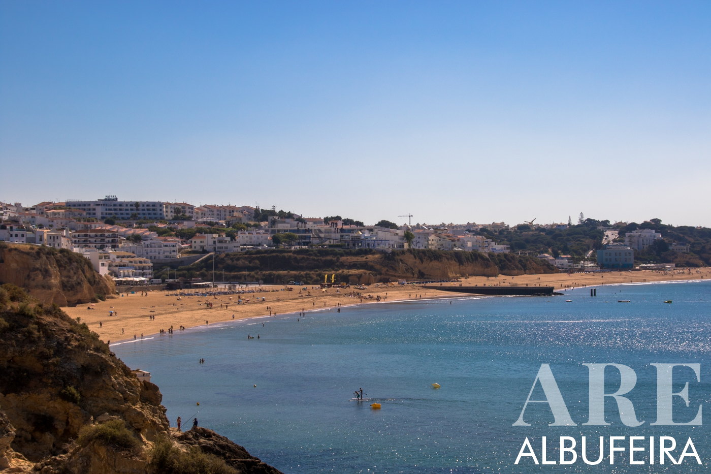 vue s'étendant de Praia do Penedo à la plage des pêcheurs, puis sur Praia do Inatel et la plage allemande, affichant la beauté côtière diversifiée d'Albufeira.