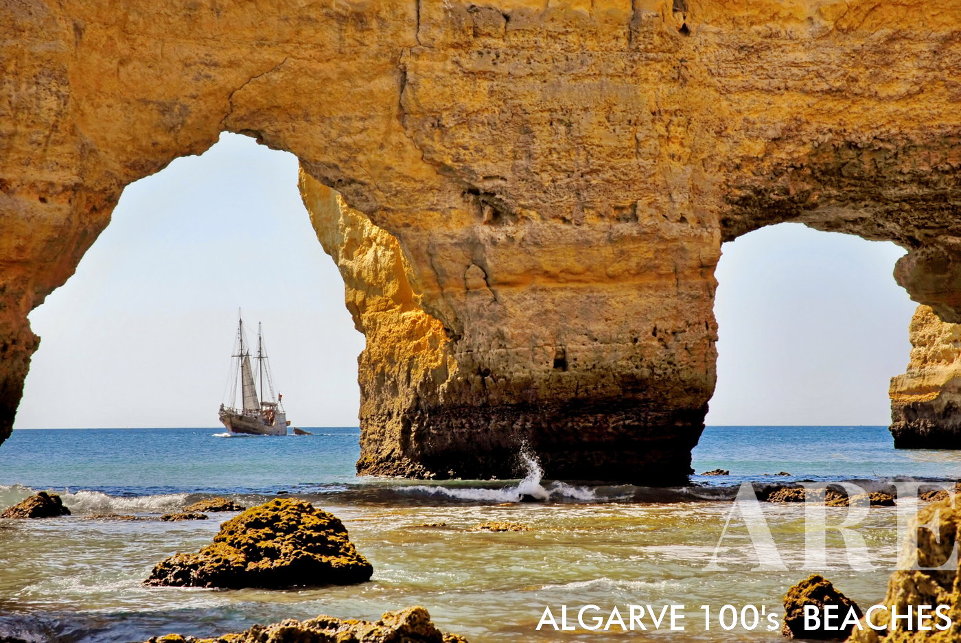 Plage de la grotte et un bateau en algarve, au sud du portugal, plage de Marinha