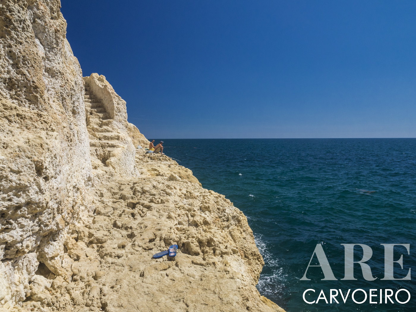 Pescadores en medio de los acantilados de piedra caliza de Algar Seco