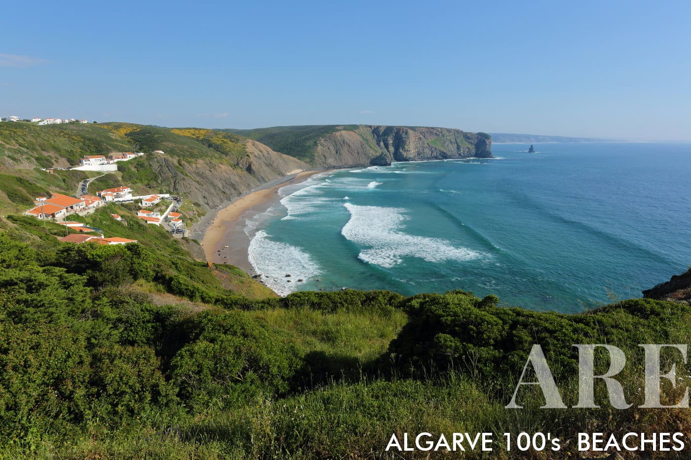 Dans le parc naturel du sud-ouest de l'Alentejo et de la Costa Vicentina, au Portugal, la plage d'Arrifana apparaît comme un spot de surf populaire. Une vue nord-sud du haut des falaises dévoile la beauté de ce cadre naturel.