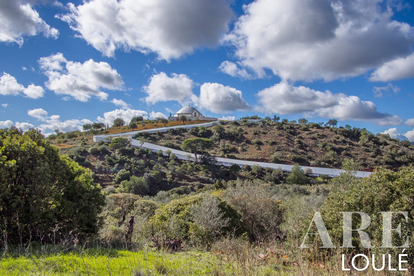 Igreja da Nossa Senhora da Piedade à Loulé majestueusement perchée au sommet d