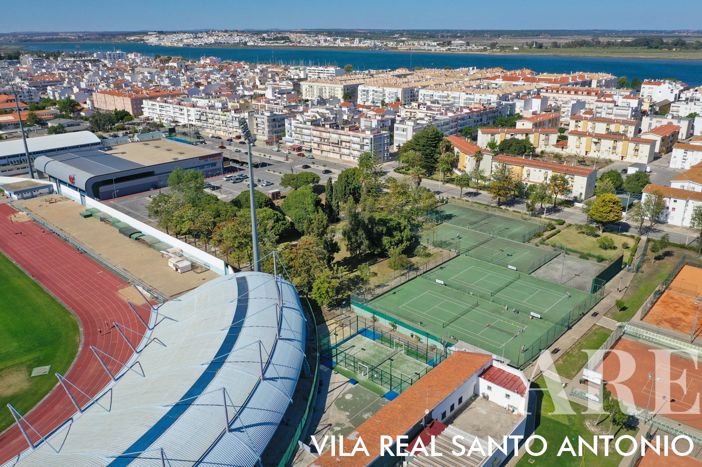 Vue panoramique de Vila Real de Santo António depuis la zone sportive