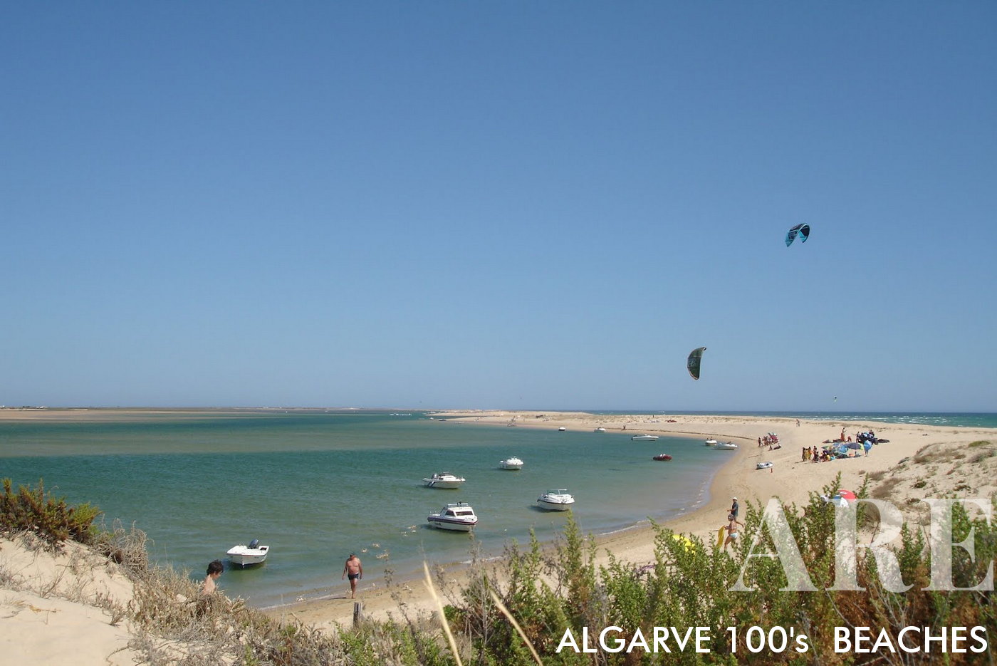 La plage de Barrinha de Faro est un magnifique joyau côtier situé près de Faro, Portugal. Cette plage est connue pour sa beauté naturelle et son cadre unique, car elle est nichée entre l'océan Atlantique et le lagon pittoresque de Ria Formosa.