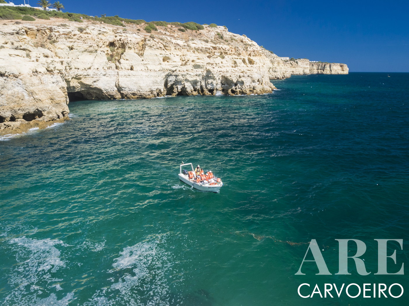 Explorando cuevas en barco a lo largo de la costa de Carvoeiro