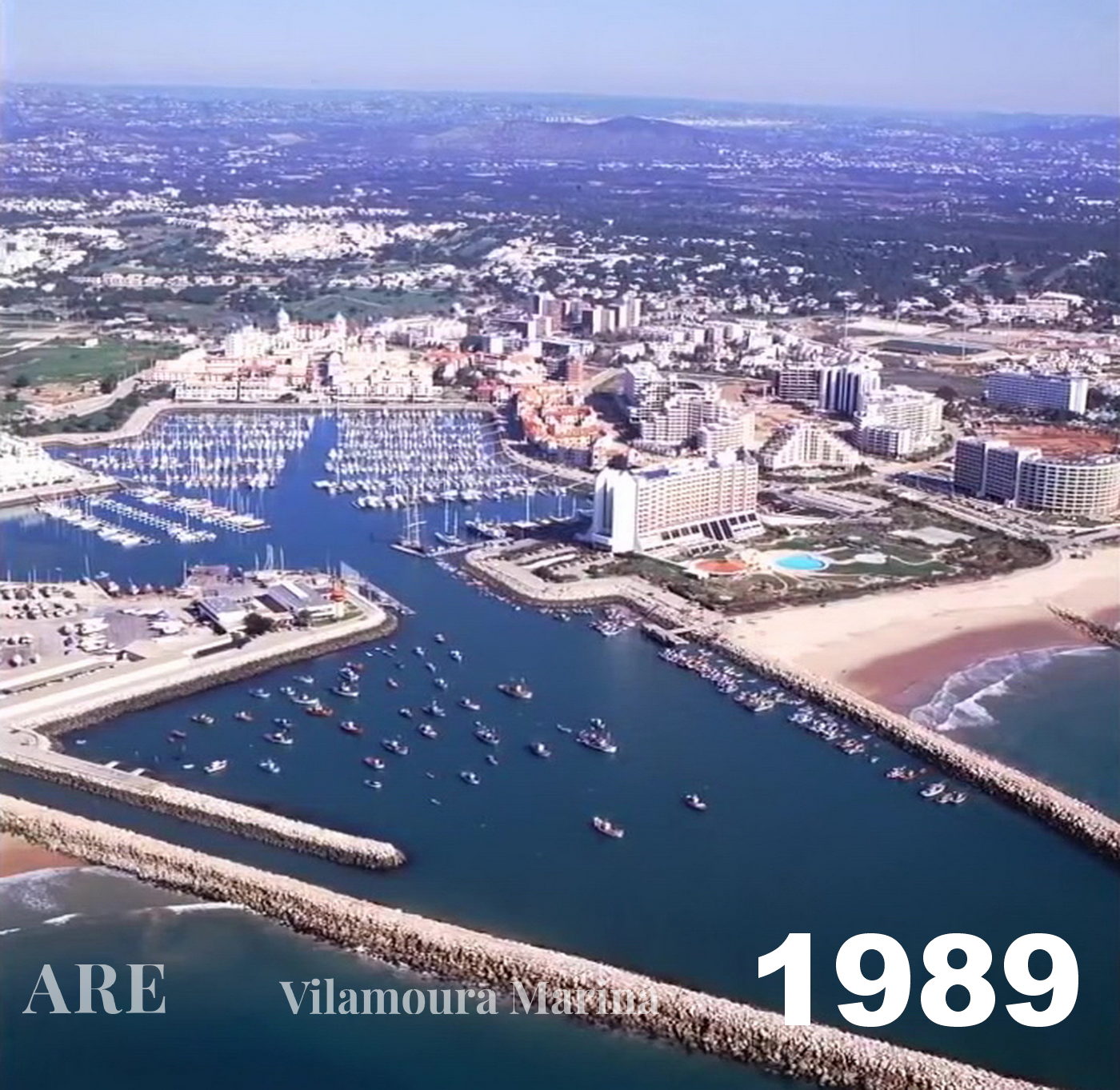 Vue aérienne de 1989 de la Marina de Vilamoura illustrant le développement et la transformation en cours de la zone.