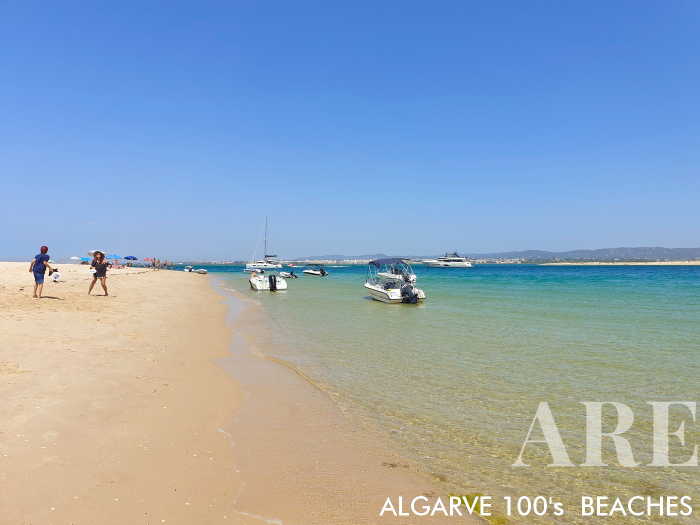 bateaux à la pointe de l'île de Culatra