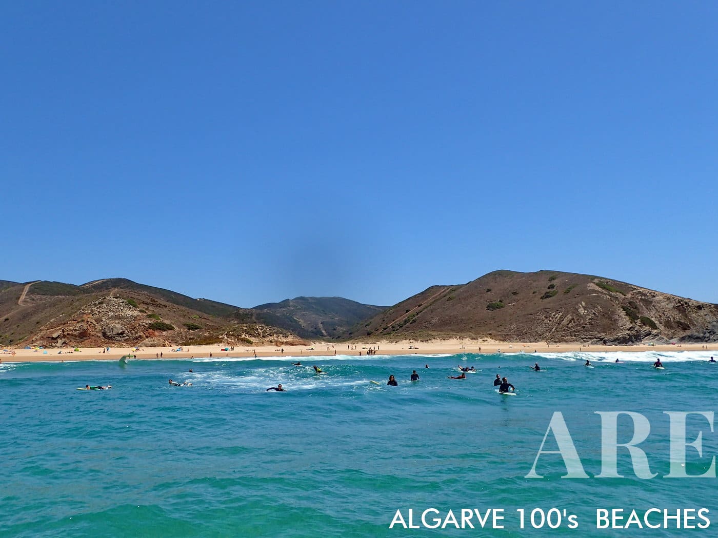 Du point de vue du surfeur, Amado Beach est une vue palpitante de vagues roulantes, créant un sentiment viscéral d'être au cœur de l'action, entouré par la puissance brute et la beauté de l'océan.