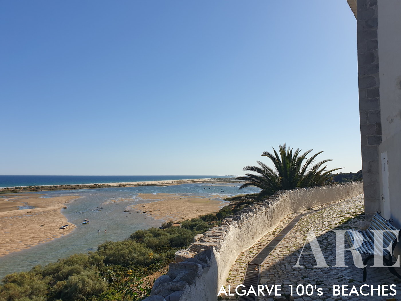 Cacela Velha est séparée de la plage océanique par une plage intérieure avec une lagune de sel dans la Ria Formosa, où les pêcheurs de coquillages attrapent des bivalves pour les spécialités locales...