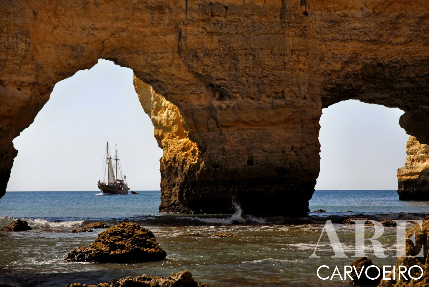 Velero frente a la costa de la playa de Marinha, Carvoeiro