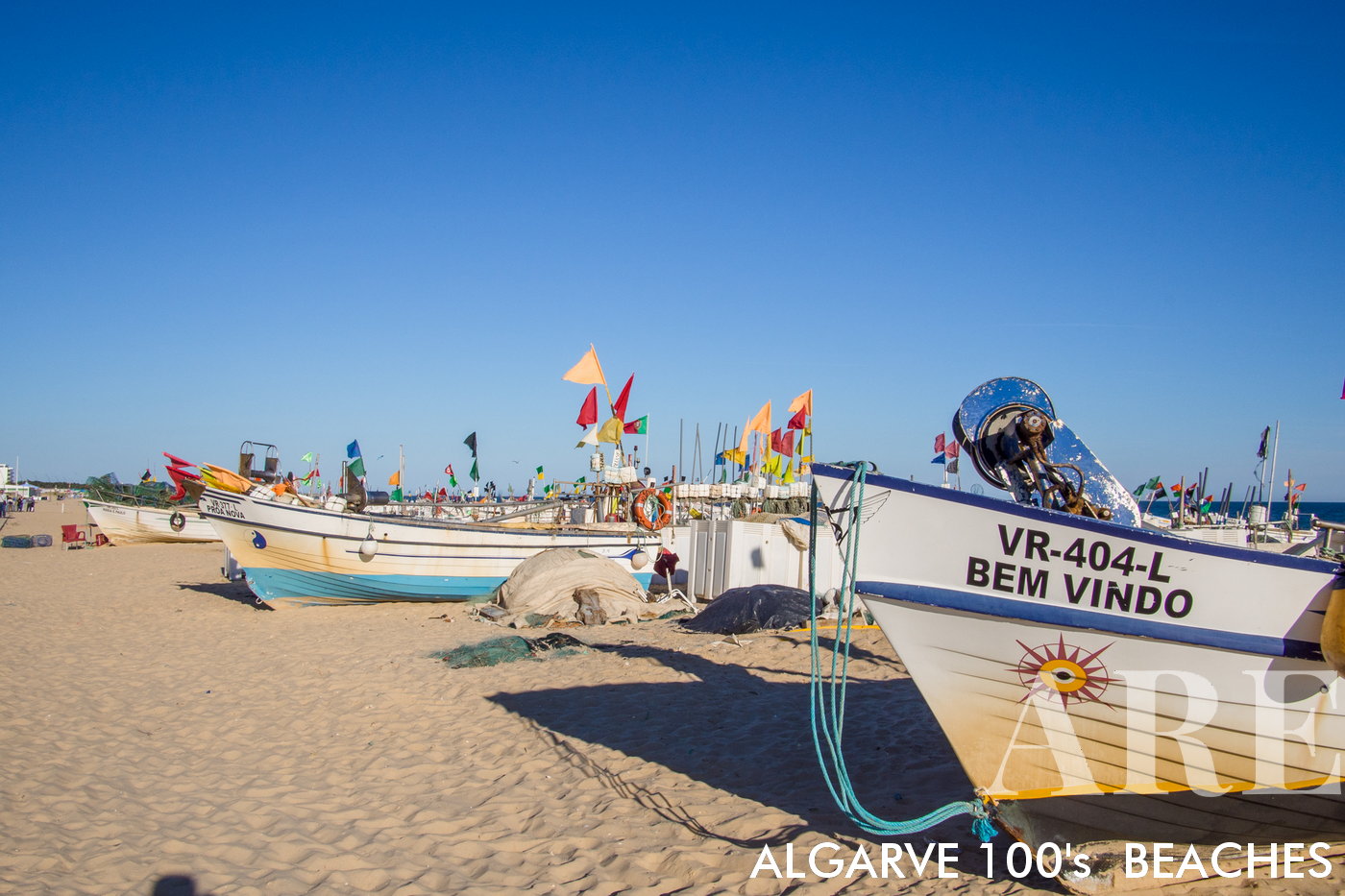 Monte Gordo était à l'origine un petit village de pêcheurs qui s'est progressivement transformé en un centre touristique grâce à sa plage attrayante, conviviale et facilement accessible, une longue étendue de sable doux et doré qui s'étend sur environ 3 kilomètres, adossée à un système de dunes de sable et forêts de pins, créant un environnement pittoresque et tranquille.