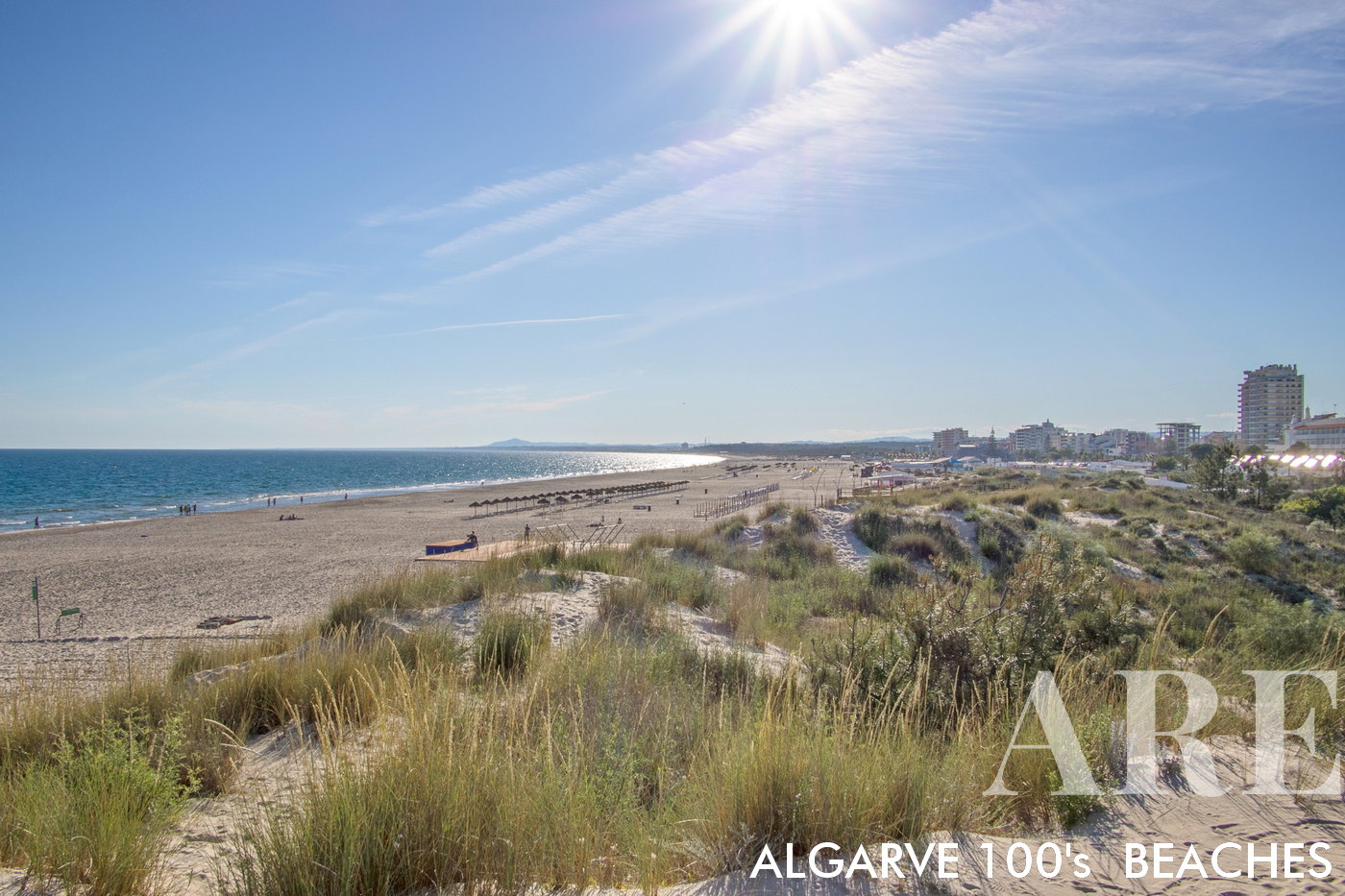 La plage de Santo António est connue pour sa longue étendue de sable doré, tout comme la plage de Monte Gordo. Le littoral de cette zone s'étend jusqu'à Vila Real de Santo António, située sur les rives du fleuve Guadiana, frontière naturelle entre le Portugal et la ville espagnole d'Ayamonte. La plage de Santo António/Monte Gordo est adossée à une belle pinède.