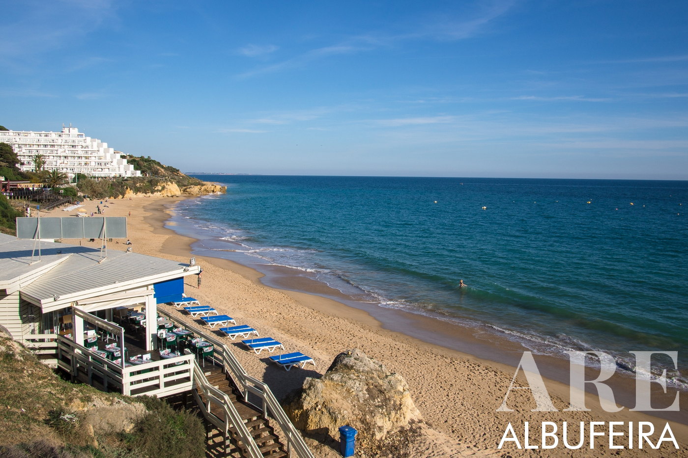 Scène paisible et sereine de la plage d'Oura à Albufeira, capturée dans la douce lumière de mars