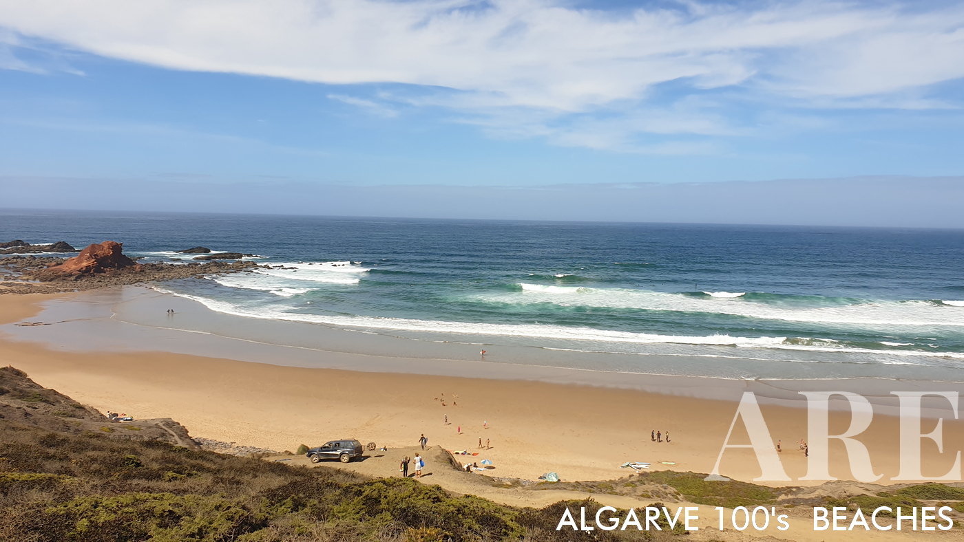 Vue de la plage de Ponta Ruiva, prise du point de vue de l'imposante falaise, révélant sa beauté intacte et son littoral serein.