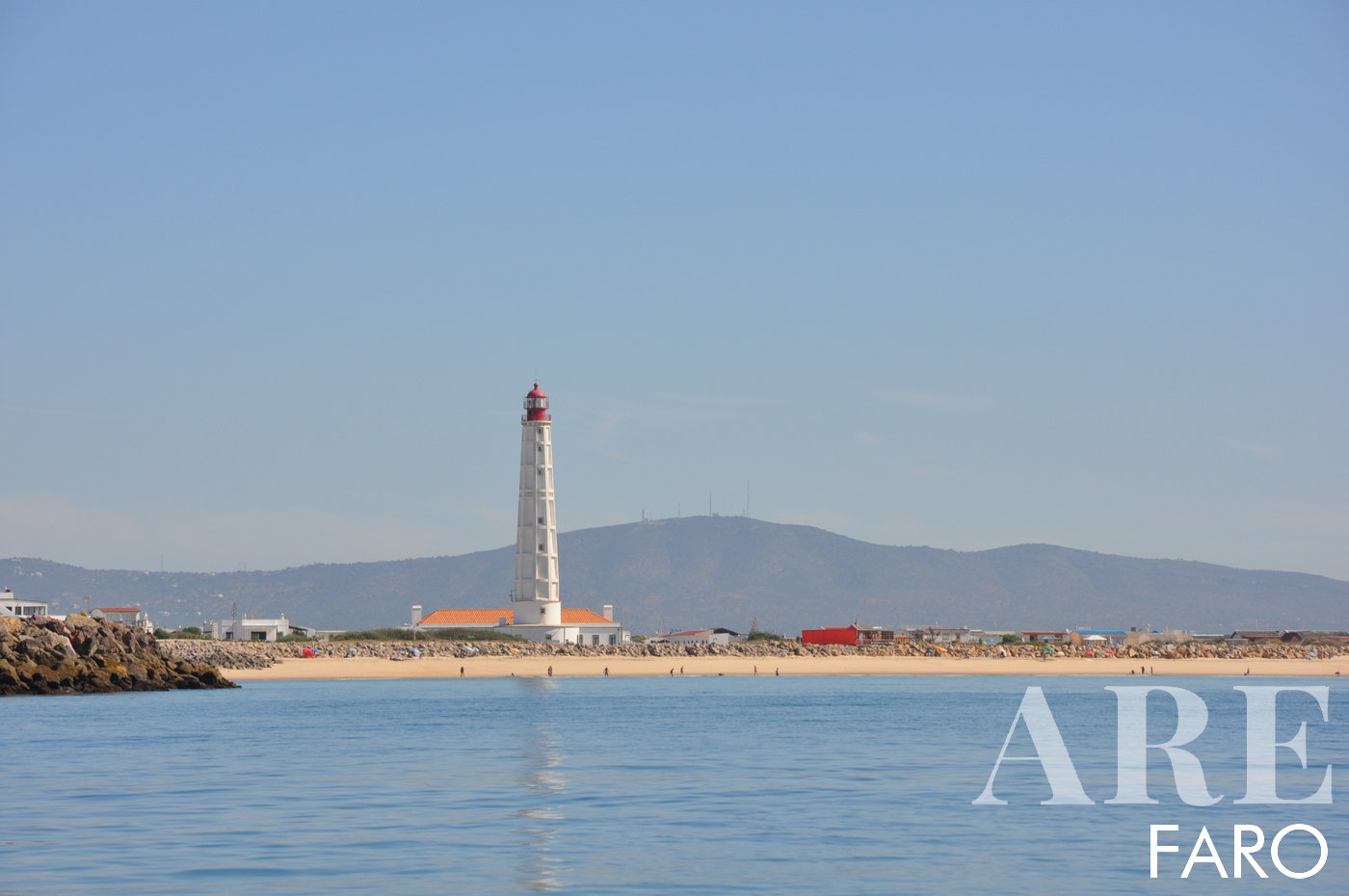 <strong>Parc naturel de Ria Formosa</strong> - est un système lagunaire, une zone protégée que nous pouvons visiter lors d'une promenade en bateau, en explorant les canaux, les lagunes et les différentes îles d'Armona, Culatra, Hangares, Farol et Deserta. En cours de route, vous pourrez observer des oiseaux marins, notamment des flamants roses et d'autres espèces migratrices rares. Lors d'une visite sur n'importe quelle île, vous pourrez déjeuner avec du poisson frais et des fruits de mer dans les restaurants locaux et plonger dans les plages désertes aux paysages paisibles. Nous recommandons l'expérience de la dégustation de produits locaux, en particulier les huîtres et les palourdes. Si vous restez jusqu'à la fin de la journée, vous pourrez admirer le coucher de soleil spectaculaire que ce lagon naturel a à offrir. La Ria Formosa est un tableau vivant, les marées dictant les activités. A marée basse, les ramasseurs de coquillages apparaissent dans les bas-fonds, pour la récolte des palourdes, les pêcheurs prennent place, les parcs à huîtres se dévoilent à la surface, les couleurs se transforment, le mouvement de l'eau change... Ici on peut visiter