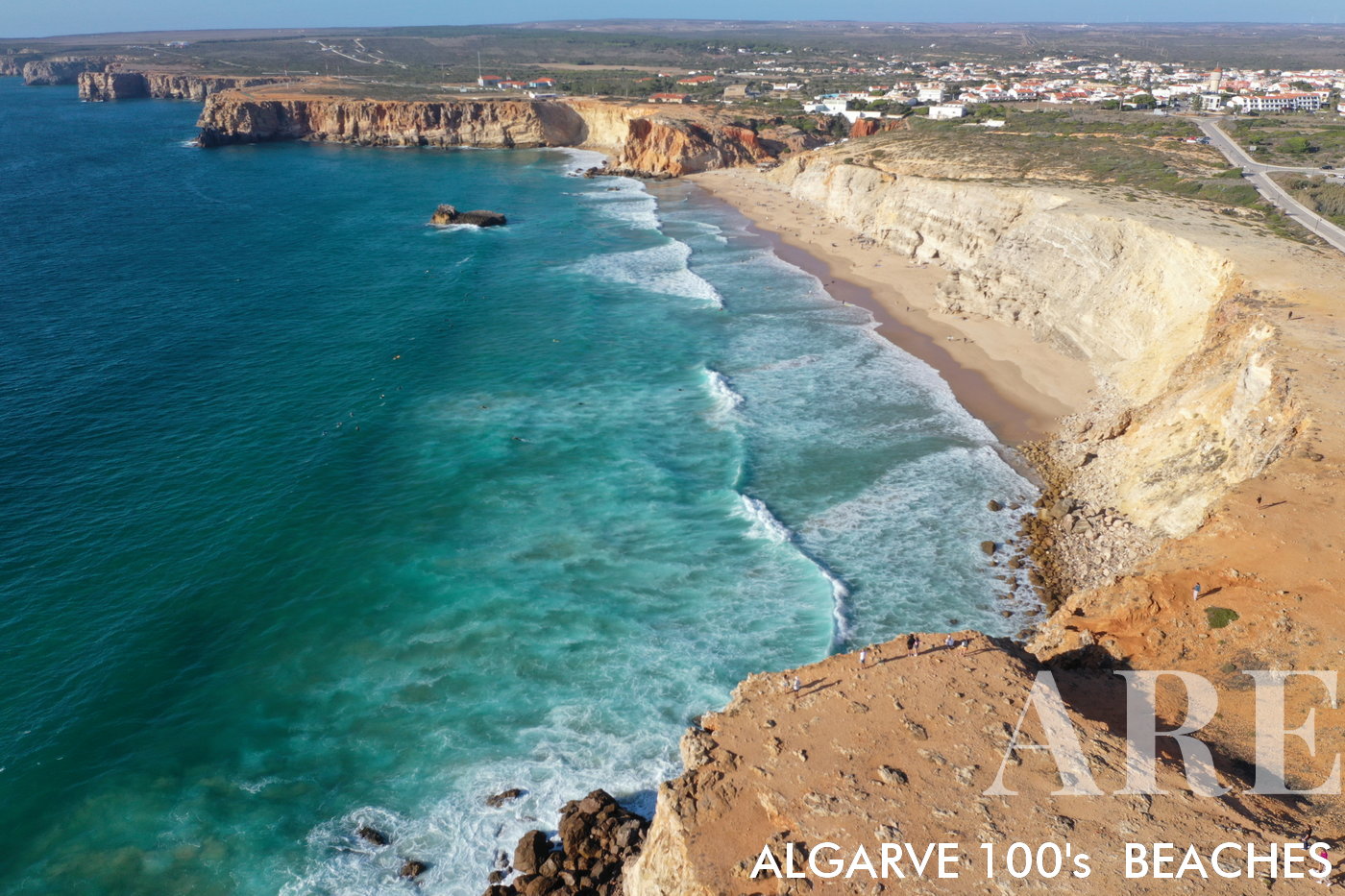 La tempête hivernale dépeint une scène dramatique à Tonel Beach, avec des vagues turbulentes se brisant sous un ciel maussade, et la stoïque forteresse de Sagres qui veille au premier plan.