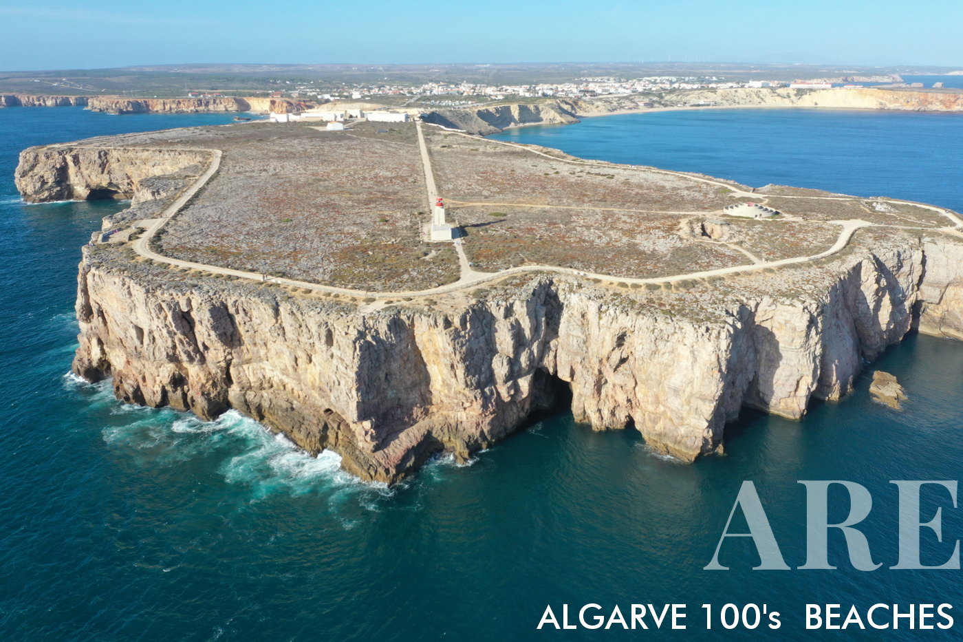 Sagres Point (Ponta de Sagres) est un site naturel, avec l'emblématique forteresse de Sagres (Fortaleza de Sagres), la grande rose des vents encastrée dans le sol (la Rosa dos Ventos) et la petite chapelle du XIVe siècle de Nossa Senhora da Graça .